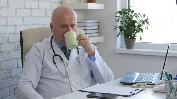 Obraz lekarza Biorąc relaksującą pauzę i picia filiżanki herbaty — Zdjęcie stockowe