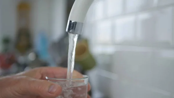 Imagen con un vaso de agua lleno del fregadero de la cocina — Foto de Stock