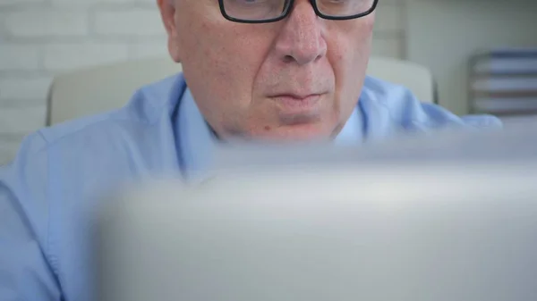 Imagen con un hombre de negocios seguro que trabaja en el ordenador portátil —  Fotos de Stock