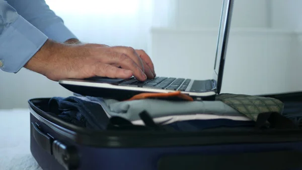Geschäftsmann mit Laptop auf offenem Bildschirm im Koffer E-Mails und Nachrichten checken — Stockfoto