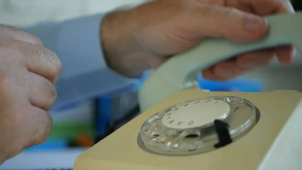 Podnikatel telefonuje ze starého telefonu — Stock fotografie