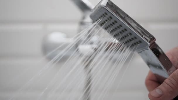 Человек, открывающий кран в ванной и душ — стоковое видео