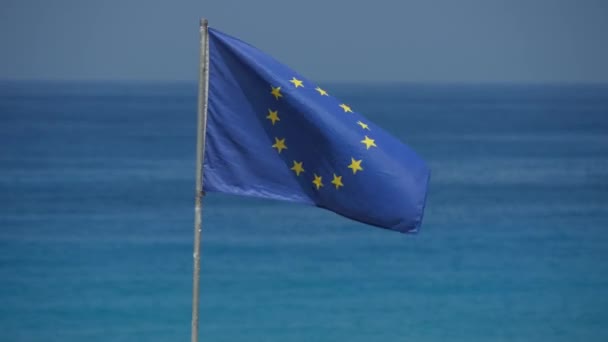 Europeiska unionens flagga Viftande på havsstranden — Stockvideo