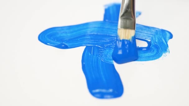 Художник использует темпера техники и сделать краску с голубым цветом — стоковое видео