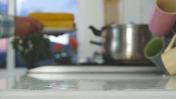 Obraz z pyszne gotowane na gorąco kukurydza przygotowane w kuchni — Wideo stockowe