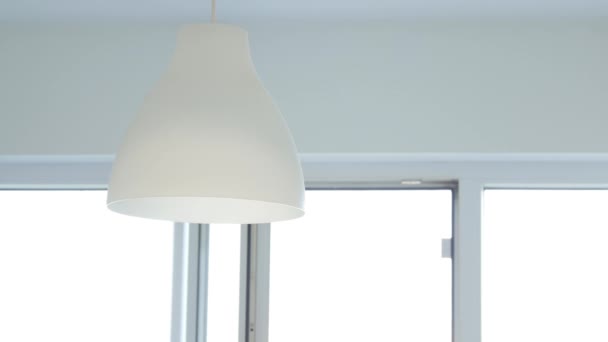 Lampu Putih Ditangguhkan Mulai Lighting di Ruangan — Stok Video