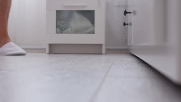 Man in de slaapkamer Wandelen met witte slippers — Stockvideo