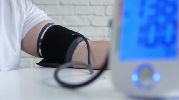 Bild med mannen på sjukhuset som kontrollerar hans blodtryck — Stockvideo