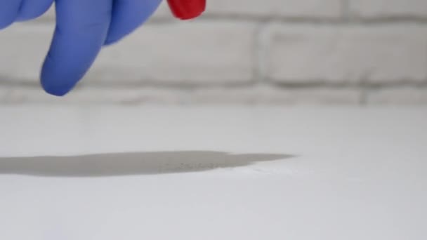 Man Cleaning Table Surface met een Wet Wipe en een Spray — Stockvideo