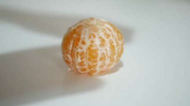 Man Hands Masada Hızla Mandarin Meyvesi Açıyor