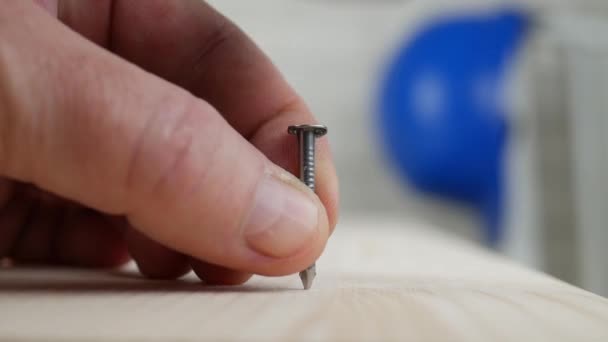 Pracovník opravit prkno pomocí hřebíků a kladivo — Stock video