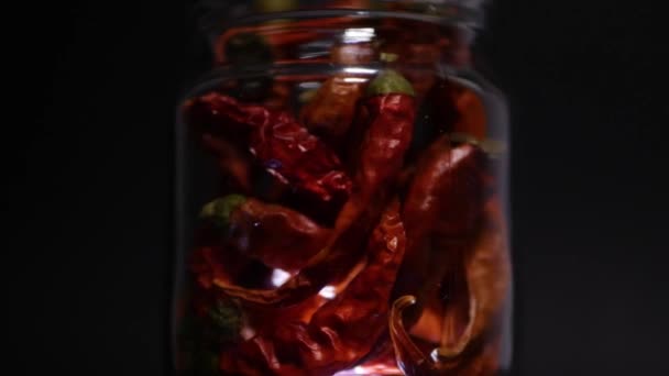 Kruidige Condiment Rode Chili Peper in een Glas Ontvanger — Stockvideo