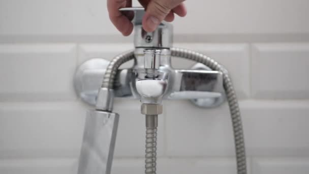 Homme ouvrant l'eau dans la salle de bain et se lavant les mains — Video