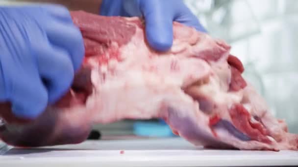 Boucher dans la boucherie Disposer sur la table un gros morceau frais de viande de boeuf — Video