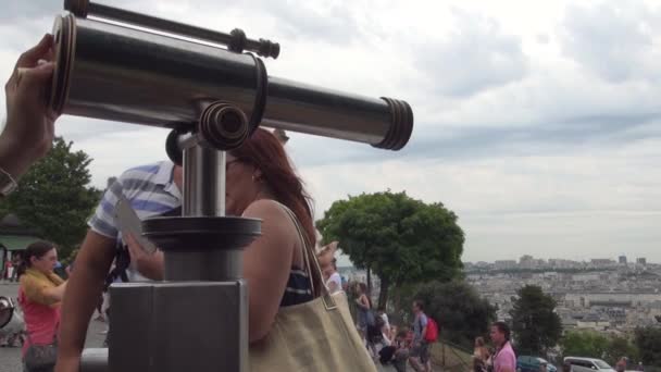 Teleskop používaný turisty pro pozorování města v Paříži Francie — Stock video