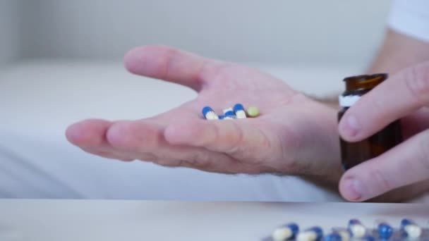 Médico selecionando pílulas coloridas para um tratamento e colocar em um destinatário — Vídeo de Stock