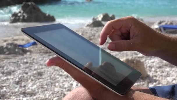 Texto del hombre usando la tableta Comunicación inalámbrica en la playa en las vacaciones de verano — Vídeo de stock