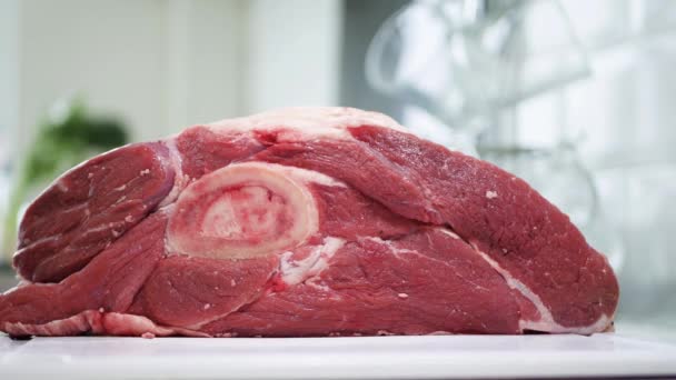 Carniceiro tirar da mesa de carnificina um pedaço grande fresco de carne de vaca — Vídeo de Stock