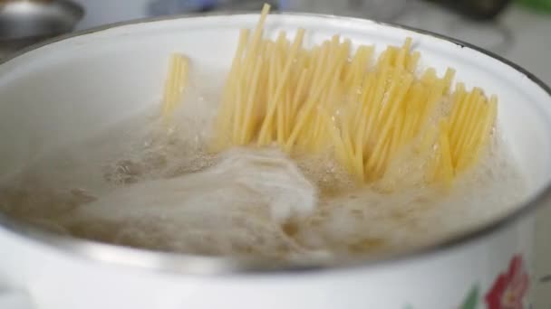 在厨房的热水中煮沸的意大利面当晚餐 — 图库视频影像