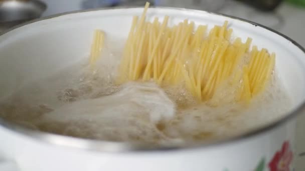 Massa fervendo em água quente na cozinha para o jantar — Vídeo de Stock