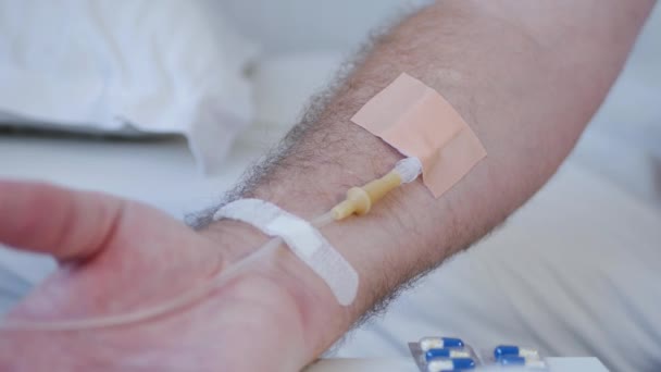 Oude man in het ziekenhuis met een medische perfusie behandeling — Stockvideo