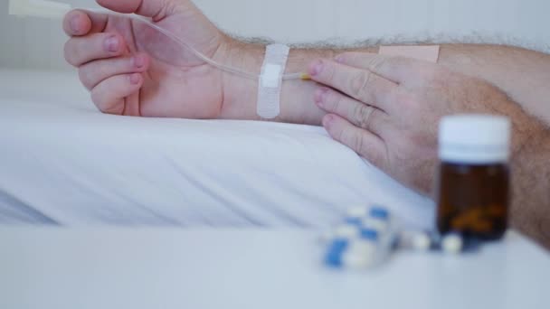 Orvosi kezelés kórházban antibiotikummal és perfúzióval — Stock videók