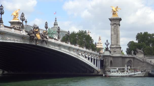 Historische Brücke in Paris altes Symbol mit schöner Architektur — Stockvideo