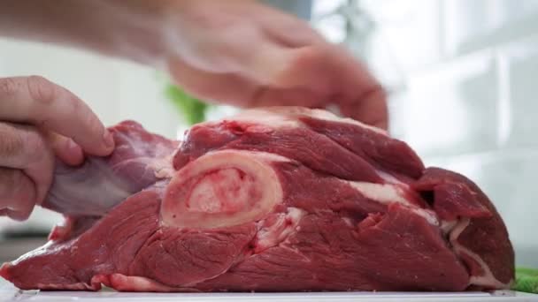 Mãos de Açougueiro Preparando Carne de Carne Fresca e Vermelha para Venda em Carnificina — Vídeo de Stock