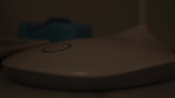 Человек в офисе открывает лампочку и нажимает кнопку включения рабочего стола — стоковое видео