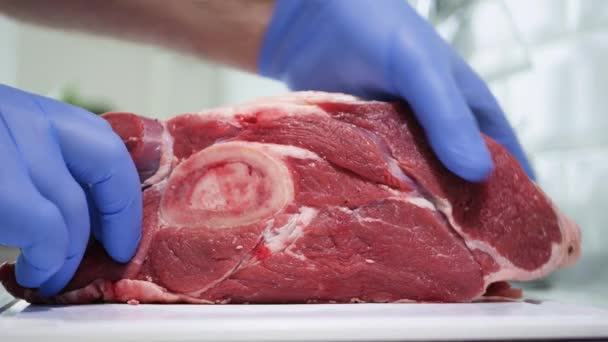 Presentación de carne de res roja y fresca en una carnicería — Vídeos de Stock