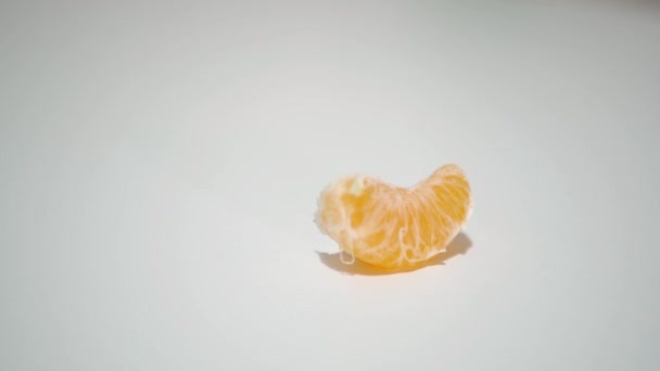 Man Putting on the Table Fresh Small Slices of Mandarin — Stock Video