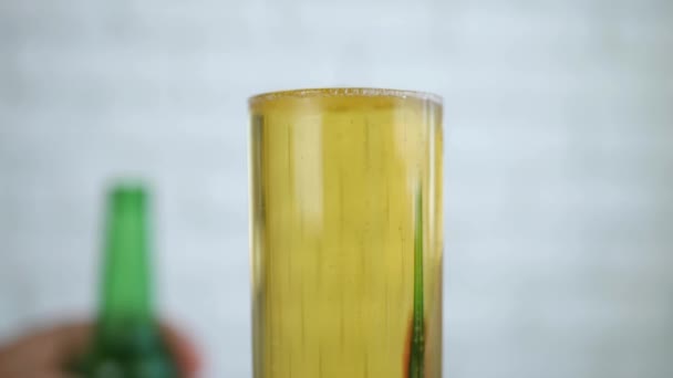 Homme avec un verre plein sur la table Boire de la bière dans le verre 