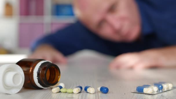 Ouderen op de vloer Lijden aan een hartaanval Probeer een aantal medicijnen te nemen — Stockvideo