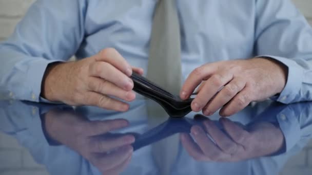 Zakelijke Persoon Neem uit de portemonnee een creditcard om een betaling te doen — Stockvideo