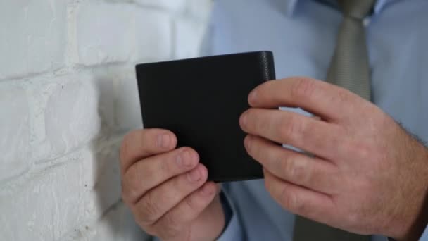 Человек находит бумажник и заглядывает внутрь в поисках денег или личных документов — стоковое видео