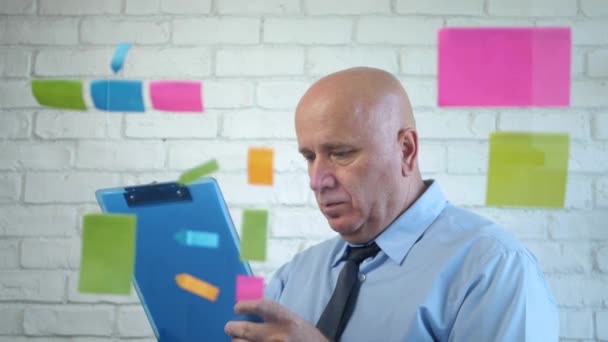 Affärsman i mötesrummet kontrollera anteckningar från glaspanelen och från Urklipp — Stockvideo