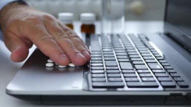 Hasta Hisseden Adam Ofis Odasındaki Laptop 'tan Tıbbi Hapları Seçin