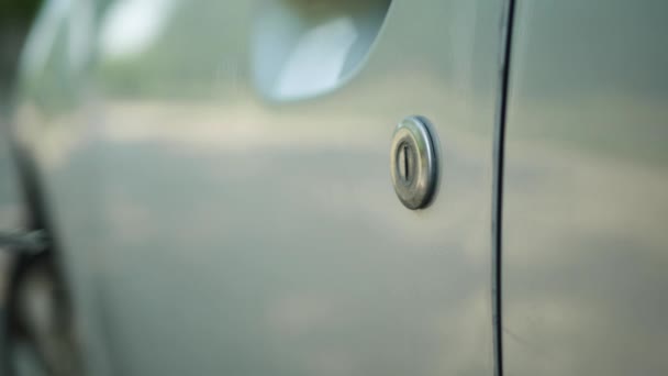 Motorista destravar e abrir a porta do carro usando uma chave de carro normal — Vídeo de Stock