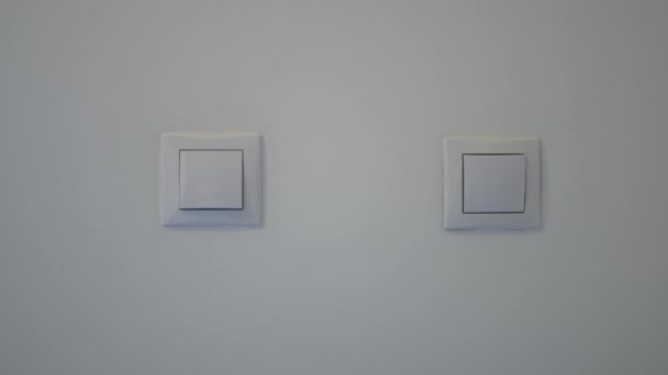 Mann schaltet Licht im Büro vom Schalter an der Wand aus — Stockvideo