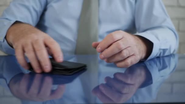 Бизнесмен, берущий из кошелька кредитную карту для оплаты — стоковое видео