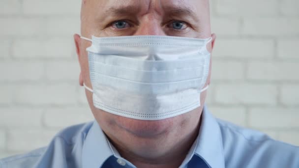 Man Draagt Gezichtsmasker Medische Bescherming Tegen Besmetting Met Het Coronavirus — Stockvideo