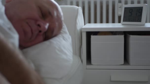 Hombre Descansado Despierta Dormir Por Mañana Activa Alarma — Vídeos de Stock