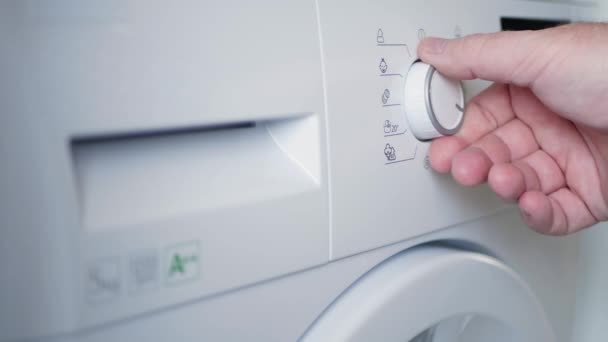 Haushälterin Drückt Schaltfläche Aus Und Stoppt Aktivität Der Waschmaschine Aktivität — Stockvideo