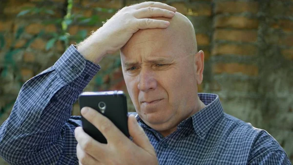 Aufgebrachter Geschäftsmann liest schlechte Nachrichten auf Tablet und macht nervöse Handgesten — Stockfoto