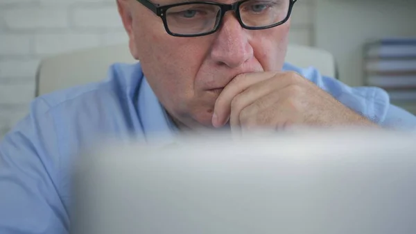 Empresário sério na sala de escritório usando um laptop, empresário Gerenciando informações da empresa — Fotografia de Stock