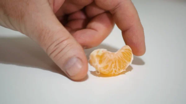 Imagem com uma pequena fatia de tangerina na mesa, cheia de vitaminas fruta doce para sobremesa — Fotografia de Stock