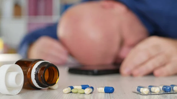 Älterer Mann erleidet Herzinfarkt mit Tabletten auf dem Boden, medizinischer Notfall — Stockfoto