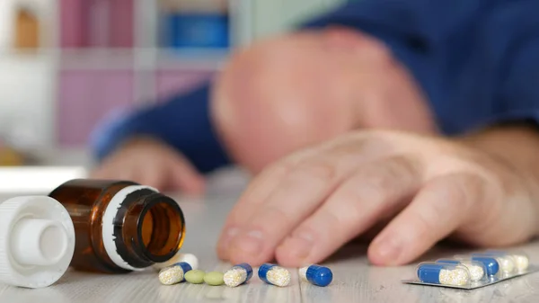 Ältere Person mit Schlaganfall versucht, medizinische Tabletten für den Notfall vom Fußboden zu nehmen — Stockfoto