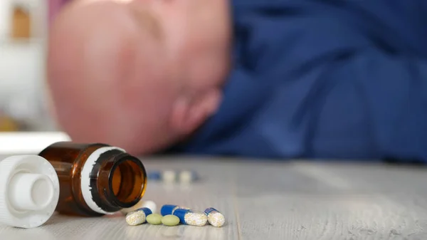 Alter Mann fiel in der Nähe medizinischer Tabletten auf den Boden und erlitt einen Herzinfarkt oder Schlaganfall — Stockfoto