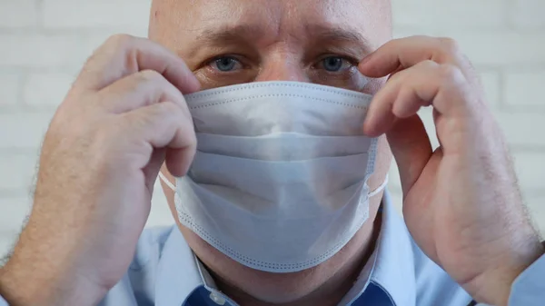 Homem vestindo máscara facial proteção médica contra a contaminação com um novo vírus Coronavirus — Fotografia de Stock